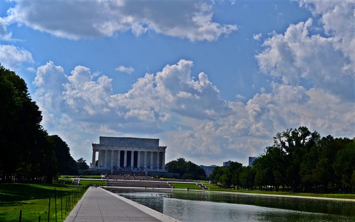 The Lincoln Memorial from alongside the reflecting pool